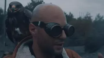 Les lunettes rondes steampunk de Alkpote dans son clip Aigle