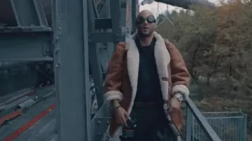 Le manteau long marron à doublure fourrure de Alkpote dans son clip Aigle