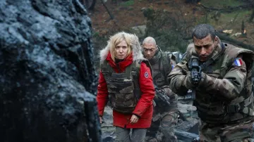 La chaqueta de plumón de parka roja Canada Goose de Catherine Durand (Léa Drucker) en War of the Worlds Temporada 1