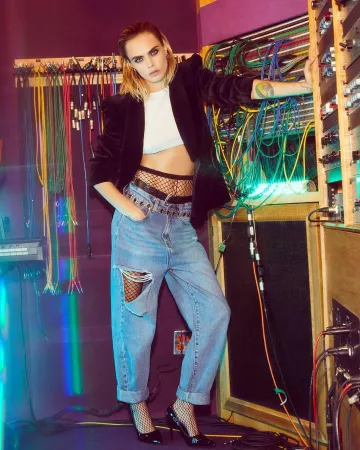 La ceinture de Cara Delevingne sur son compte Instagram @caradelevingne