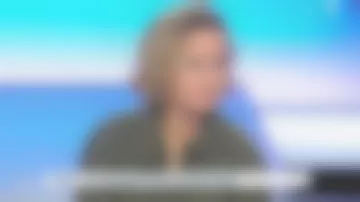 La chemise kaki souple effet peau de pêche. Col asymétrique de Caroline Roux dans C dans l'air le 28.10.2019