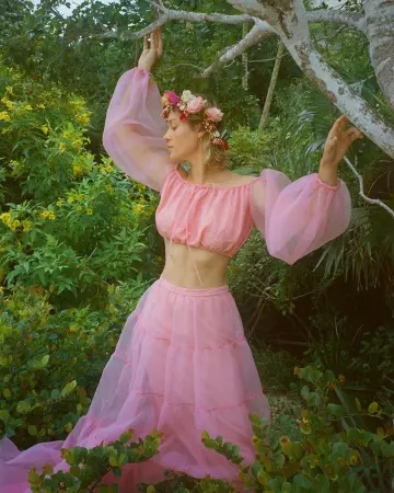 La robe rose Staud de Brie Larson sur son compte Instagram @brielarson