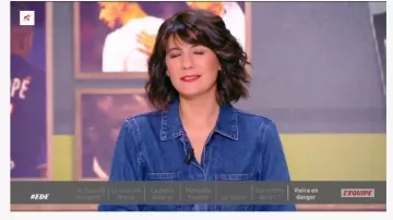 El traje de mezclilla suelta de Estelle Denis en L'Équipe d'Estelle el 28.10.2019