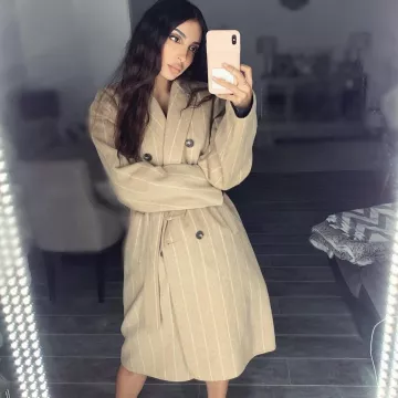 El abrigo beige a rayas que lleva Sananas en su cuenta de Instagram @sananas2106 