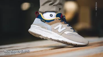 El par de marrones New Balance presentados por Tonton Gibs en su vídeo THE SNEAKER RELEASES OF THE WEEK