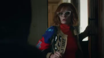 Le gilet MSGM porté par Simonetta (Isabella Ferrari) dans Baby (S02E06)