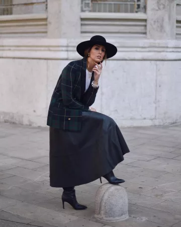 En daim noir elke de haute de genou bottes de Elisa Taviti sur l'Instagram account @elisataviti