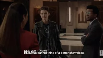 Rails de chasseur button down shirt porté par Batwoman (Ruby Rose) dans la Batwoman Season01 Episode04