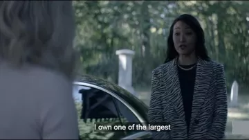 Abrigo de cebra Smythe usado por Catherine Hamilton-Kane (Elizabeth Anweis) en Batwoman Temporada01 Episodio04