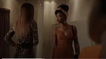 A. L. C. orange robe plissée portée par Monica Colby (Wakeema Hollis) dans la Dynastie Saison 03 Episode 03