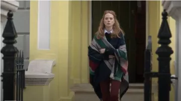 Maje plaid châle porté par Gemma (Zoe Boyle) dans Quatre Mariages et un Enterrement Saison 01 Episode 04