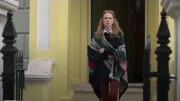 Chal a cuadros Maje usado por Gemma (Zoe Boyle) en Cuatro bodas y un funeral Temporada 01 Episodio 04