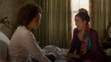 Kitri Studio Purple Floral Robe usada por Ainsley Howard (Rebecca Rittenhouse) en Four Weddings and a Funeral Season 01 Episode 05