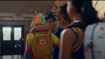 Fjallraven kanken Mi­ni Brown Yellow Back­pack worn by (Alyvia Alyn Lind) in Daybreak Season 1 Episode 3