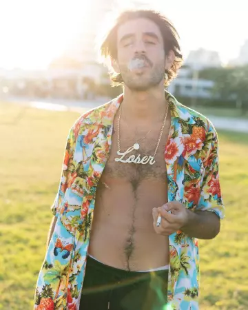 La chemise hawaienne portée par Raphaël Faget-Zaoui sur le compte Instagram de @therapietaxi
