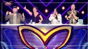 La robe en cuir noir zippée de Alessandra Sublet dans Mask Singer