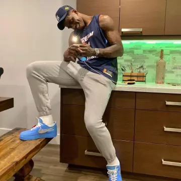 Sneakers Nike air force 1 low Off-White MCA University blue Dwayne Bacon on the account Instagram of @dbacon