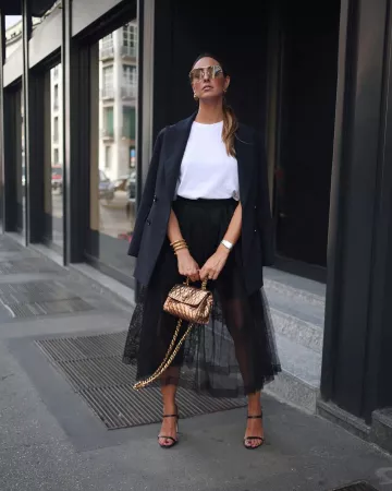 Fendi tãªte des lunettes de soleil de Elisa Taviti sur l'Instagram account @elisataviti