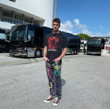 Sneakers converse red Andrew Taggart on the account Instagram of @drewtaggart