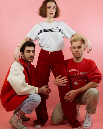 Le jean rouge porté par Adélaïde Chabannes de Balsac sur le compte Instagram de @therapietaxi