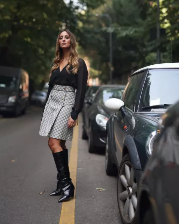 Mini jupe de Elisa Taviti sur l'Instagram account @elisataviti