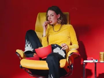 Les boucles d'oreilles dragons de Adélaïde Chabannes de Balsac sur le compte Instagram de @therapietaxi