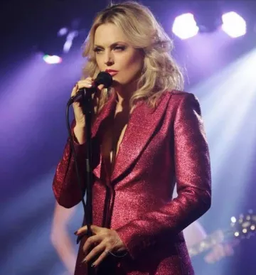 Paillettes rose veste portée par Elaine Hendrix sur l'Instagram account @elaine4animals