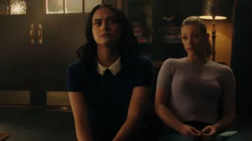 La lumière violette à manches courtes pointelle chandail porté par Betty Cooper (Lili Reinhart) à Riverdale Saison 04 Épisode 03