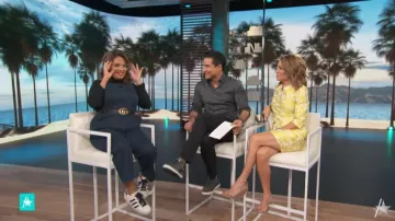 Mono de mezclilla Target usado por Cristela Alonzo en Access Show octubre 24, 2019