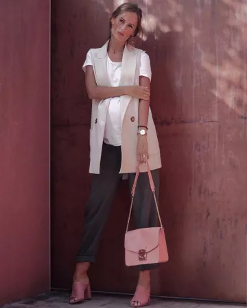 Camiseta blanca de Ana Manrique en la cuenta de Instagram @anamanriqueg