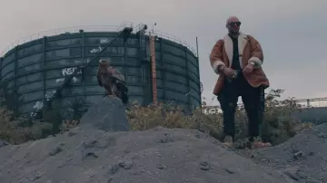 Manteau chaud en cuir de Alkpote dans le clip Alkpote - Aigle (Clip officiel)