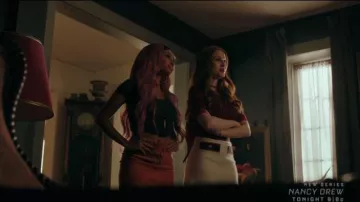 Maje poche avant blanc mini jupe portée par Cheryl Fleur (Madelaine Petsch) à Riverdale Saison 04 Épisode 03
