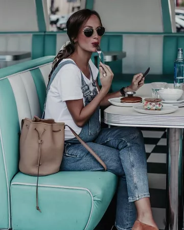 Camiseta blanca de Ana Manrique en la cuenta de Instagram @anamanriqueg