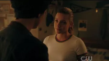 Arc-en-ciel garniture rayé tops porté par Betty Cooper (Lili Reinhart) à Riverdale Saison 04 Épisode 03