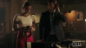 Rose Mini-Jupe en jean porté par Betty Cooper (Lili Reinhart) à Riverdale Saison 04 Épisode 03