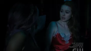 Natori rouge en dentelle trim camisole haut porté par Cheryl Fleur (Madelaine Petsch) à Riverdale Saison 04 Épisode 03