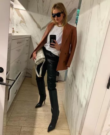We11done double boutonnage en faux cuir blazer porté par Rosie Huntington-Whiteley Instagram le 22 octobre 2019