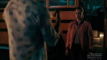 Rose imprimé blouson porté par Betty Cooper (Lili Reinhart) à Riverdale Saison 04 Épisode 03