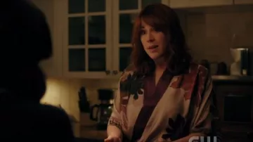 Christine lencería floral wrap robe usado por Mary Andrews (Molly Ringwald) en Riverdale Temporada 04 Episodio 03