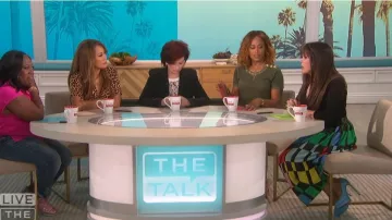 Alice + Olivia col­or block mi­di skirt worn by Marie Osmond on The Talk October 24, 2019