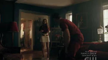 Salvatore ferragamo noir et rouge deux tons pompes porté par Cheryl Fleur (Madelaine Petsch) à Riverdale Saison 04 Épisode 03