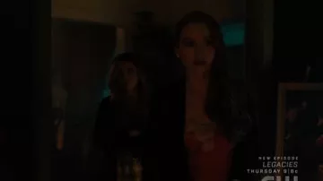 H&M robe de velours noir porté par Cheryl Fleur (Madelaine Petsch) à Riverdale Saison 04 Épisode 03