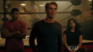 Miu Miu minifalda delantera de hebilla gris usada por Veronica Lodge (Camila Mendes) en Riverdale Temporada 04 Episodio 03