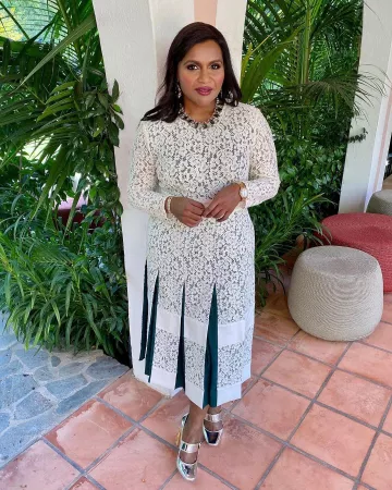 Las bombas de plata de Mindy Kaling en la cuenta de Instagram de @mindykaling