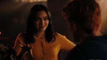Zara jaune col polo tee porté par Betty Cooper (Lili Reinhart) à Riverdale Saison 04 Épisode 03