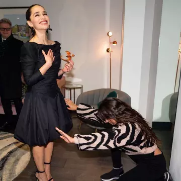 La robe noire de Emilia Clarke sur le compte Instagram de @emilia_clarke