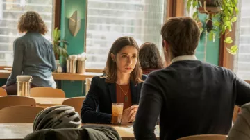 Chaqueta blazer azul de Maggie (Cristin Milioti) en Modern Love Temporada 1 Episodio 1