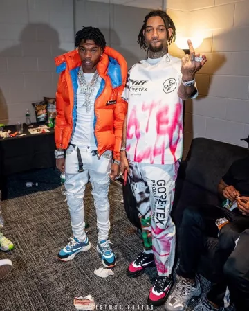 Camiseta con estampado de graffiti Goretex off-White usada por PnB Rock en su cuenta de Instagram @pnbrock