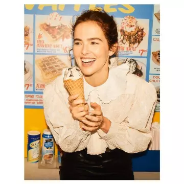 La jupe en simili-cuir de Zoey Deutch sur son compte Instagram @zoeydeutch