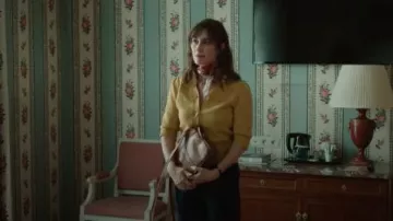 The little brown bag worn by Florence Chassagne (Eleonore Gosset-Bernheim) in The Art of crime-Season 3